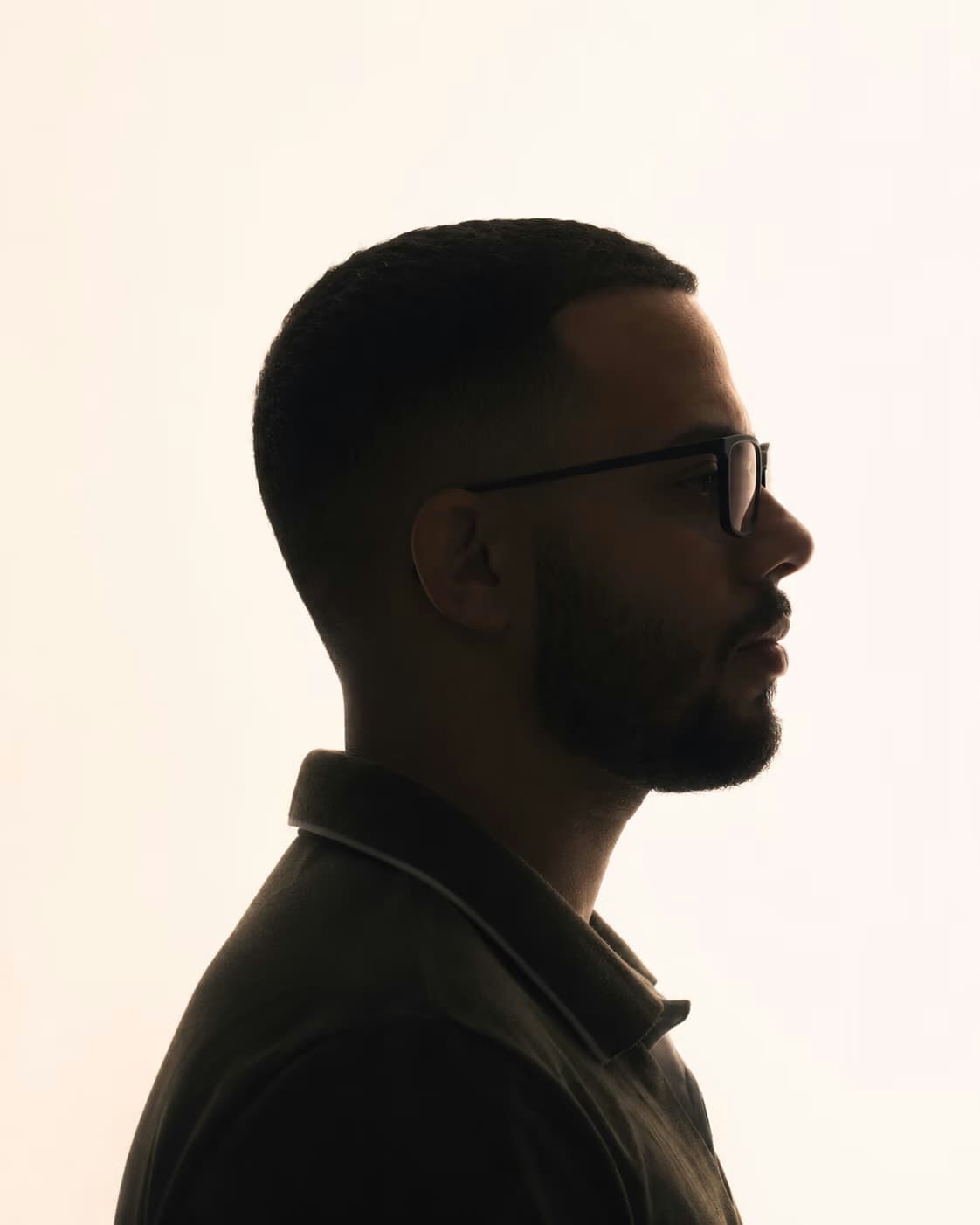 Retrato em perfil de Lucas Smizmaul
